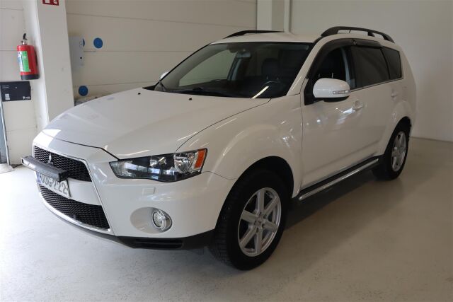 MITSUBISHI Outlander 2012 2,4 MIVEC Intense CVT AT