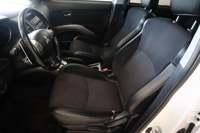 MITSUBISHI Outlander 2012 2,4 MIVEC Intense CVT AT