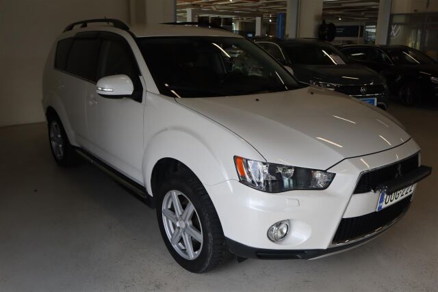 MITSUBISHI Outlander 2012 2,4 MIVEC Intense CVT AT