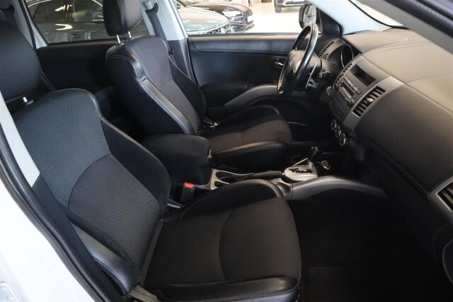 MITSUBISHI Outlander 2012 2,4 MIVEC Intense CVT AT