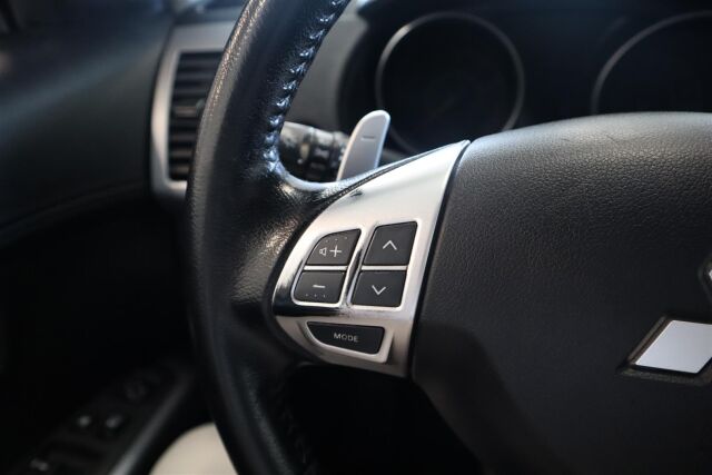 MITSUBISHI Outlander 2012 2,4 MIVEC Intense CVT AT