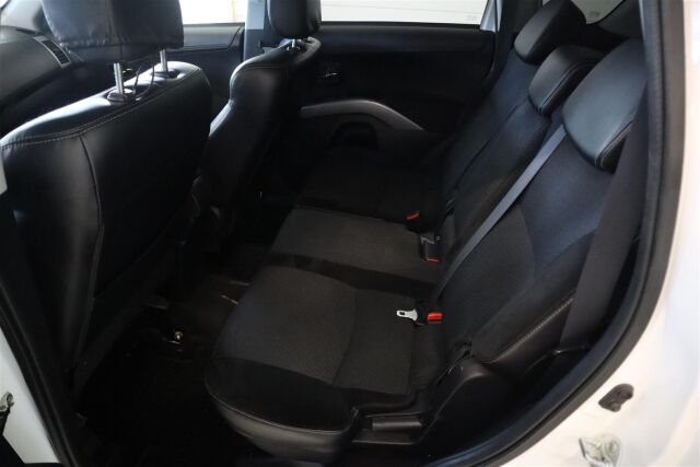MITSUBISHI Outlander 2012 2,4 MIVEC Intense CVT AT