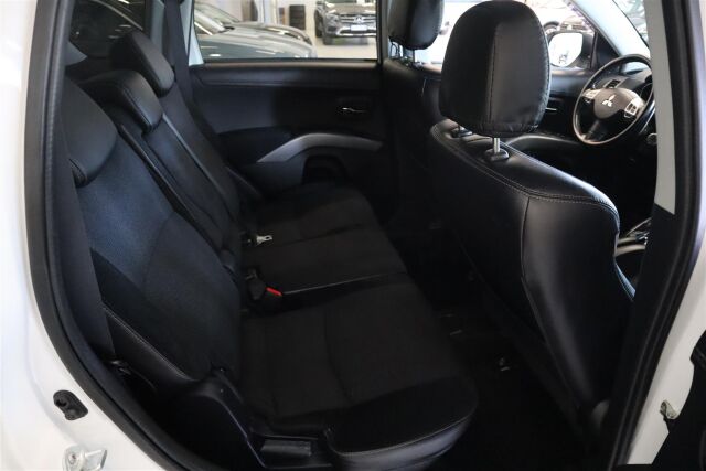 MITSUBISHI Outlander 2012 2,4 MIVEC Intense CVT AT