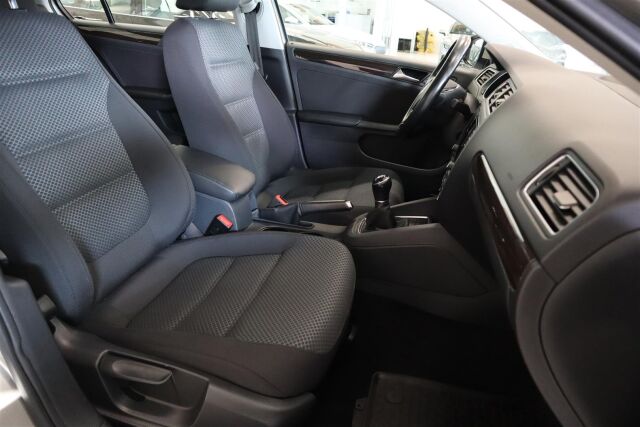 VOLKSWAGEN Jetta 2015 Comfort 1,2 TSI 77 kW (105 hv)