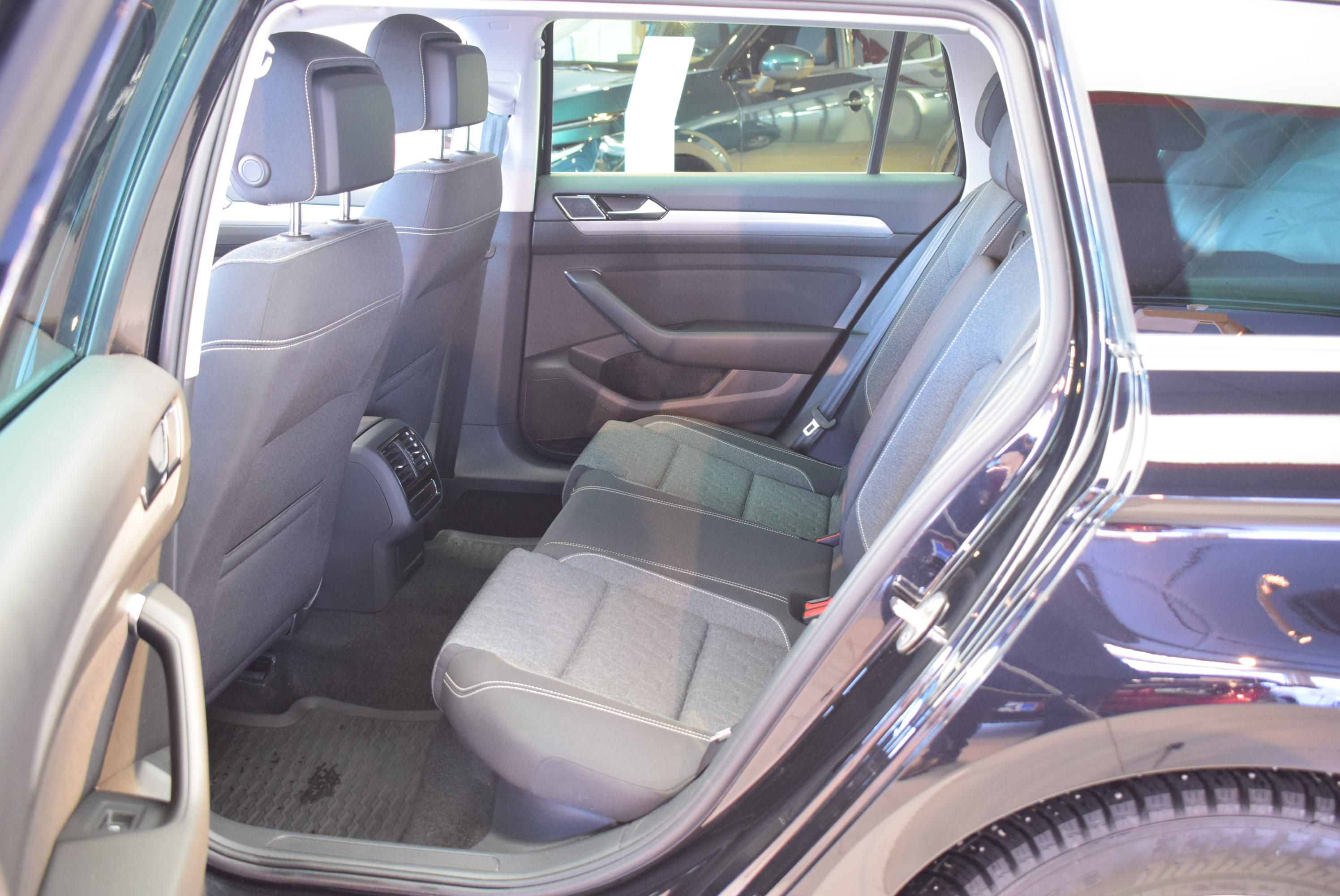 Volkswagen Passat 2023, kuva 6/12