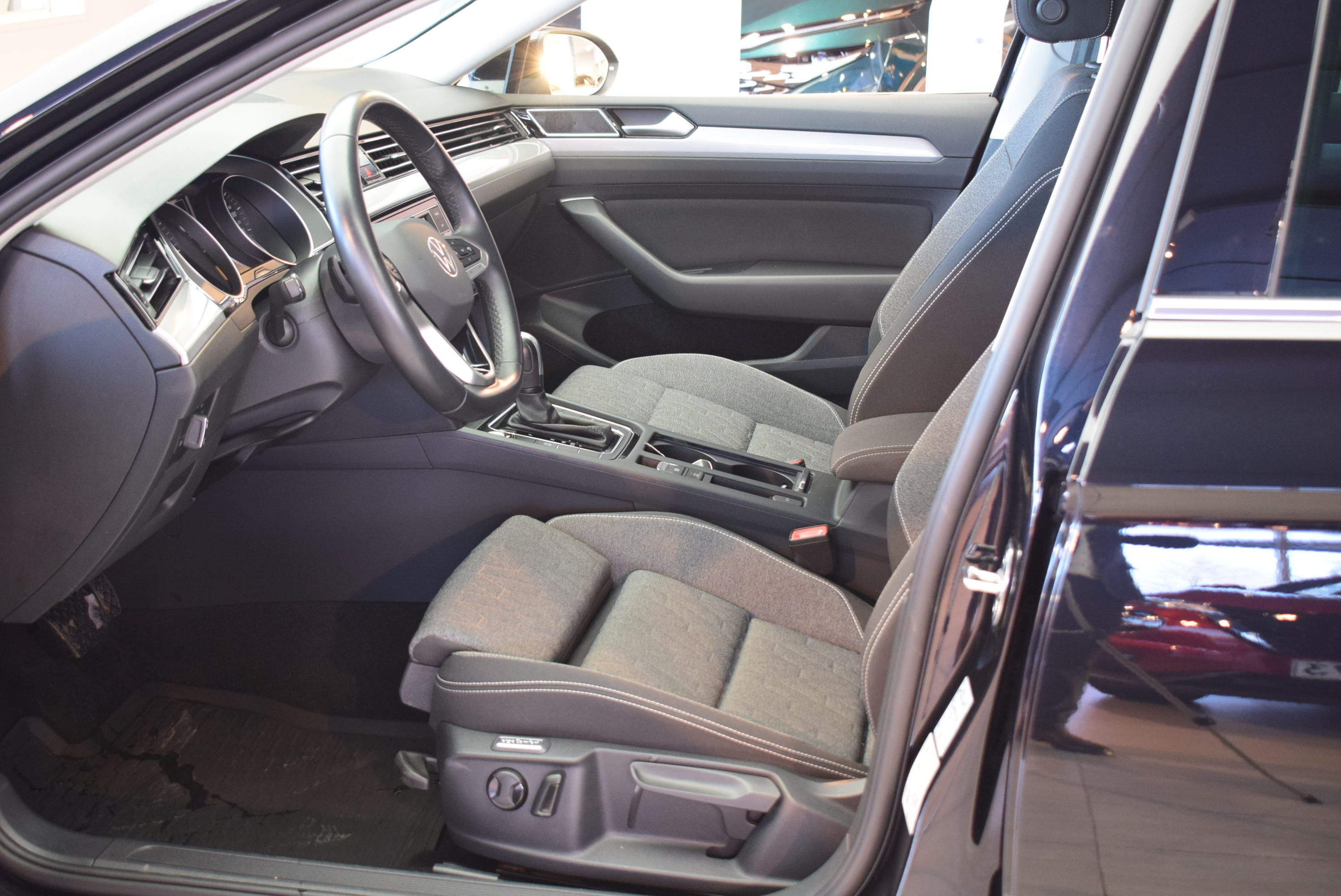 Volkswagen Passat 2023, kuva 5/12