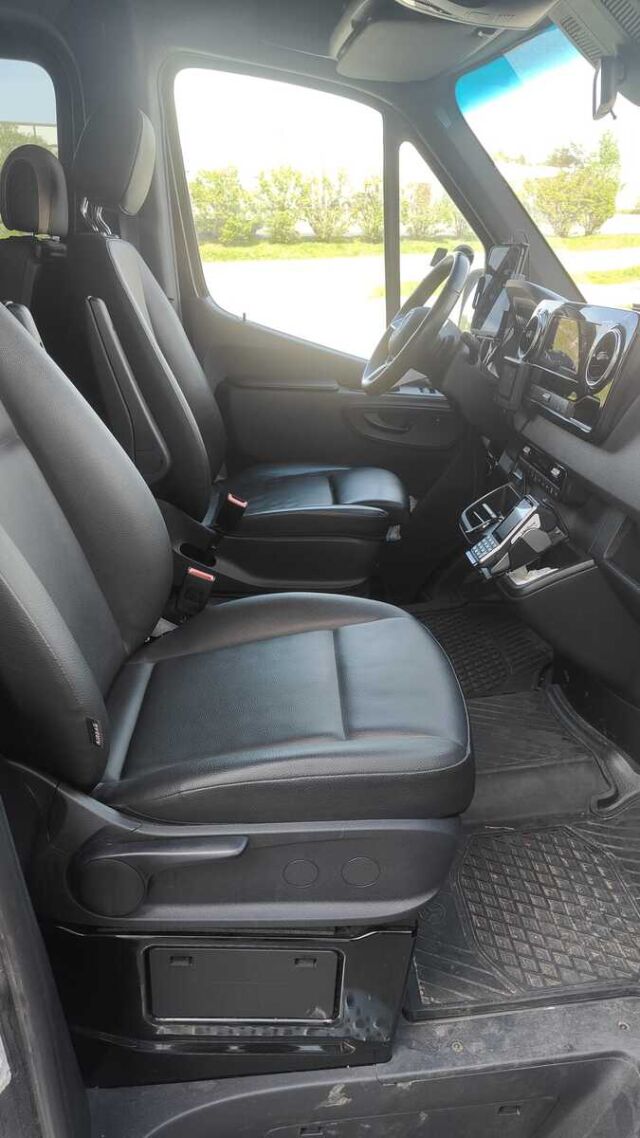 Mercedes-Benz Sprinter 2025 317CDI RWD  ESTEETÖN TAKSI 1+8, INVAHISSI, VARUSTELTU SUOMIAUTO!