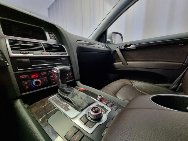 AUDI Q7 2012 3,0 V6 TDI  180 kW quattro tiptronic. 7-ist. / Navi / Webasto / Koukku / BOSE / P-Kamera