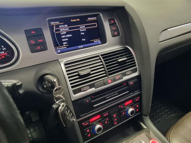 AUDI Q7 2012 3,0 V6 TDI  180 kW quattro tiptronic. 7-ist. / Navi / Webasto / Koukku / BOSE / P-Kamera