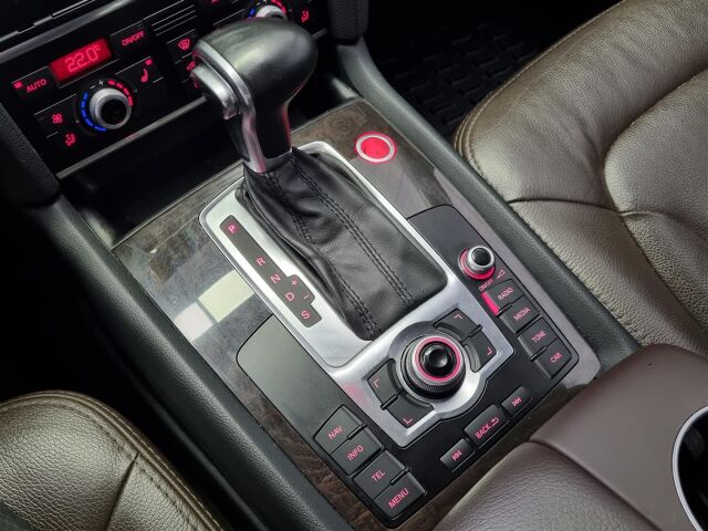 AUDI Q7 2012 3,0 V6 TDI  180 kW quattro tiptronic. 7-ist. / Navi / Webasto / Koukku / BOSE / P-Kamera