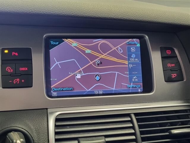 AUDI Q7 2012 3,0 V6 TDI  180 kW quattro tiptronic. 7-ist. / Navi / Webasto / Koukku / BOSE / P-Kamera