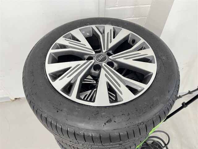 Audi Q4 e-tron 2022 50 e-tron quattro, 1-omisteinen suomiauto! Matriisi ledit, vetokoukku, uudet kesärenkaat! Takuu!