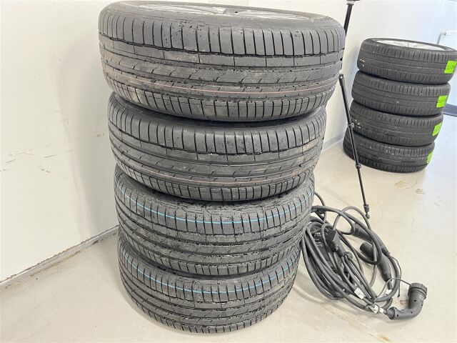 Audi Q4 e-tron 2022 50 e-tron quattro, 1-omisteinen suomiauto! Matriisi ledit, vetokoukku, uudet kesärenkaat! Takuu!