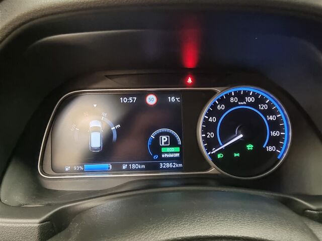 NISSAN Leaf 2023 N-Connecta MY22 39 kWh LED FI / Navi / 360-Kamera / ACC / Koukku