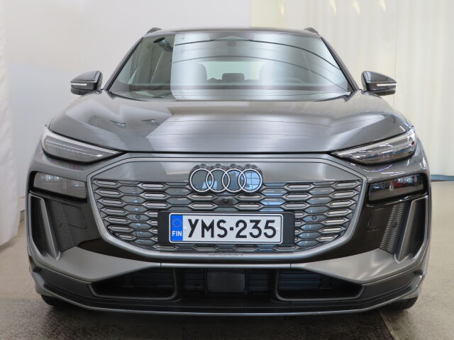 Audi Q6 e-tron 2026 quattro S line: Tehdastakuu viisi vuotta / 100 000km.