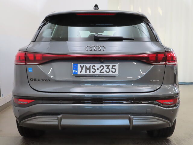 Audi Q6 e-tron 2026 quattro S line: Tehdastakuu viisi vuotta / 100 000km.
