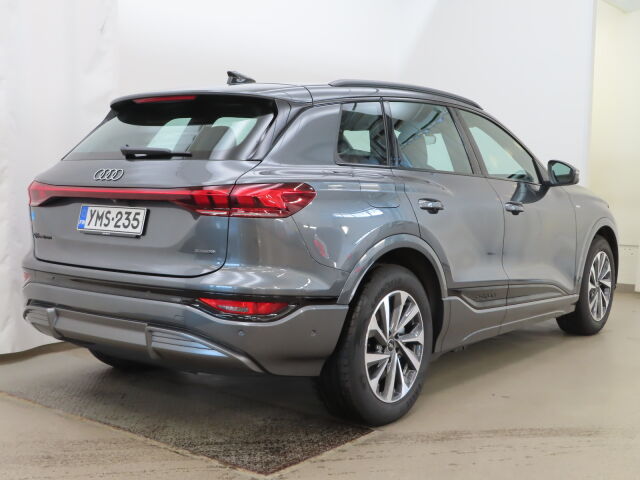 Audi Q6 e-tron 2026 quattro S line: Tehdastakuu viisi vuotta / 100 000km.