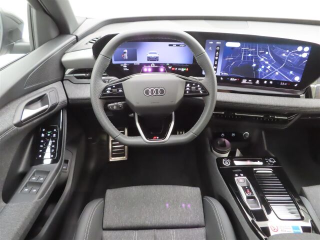 Audi Q6 e-tron 2026 quattro S line: Tehdastakuu viisi vuotta / 100 000km.