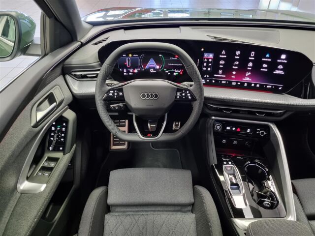 Audi Q5 2026 e-hybrid quattro 220 kW | Tämä myyty, vastaava Grenadine punainen saatavana |