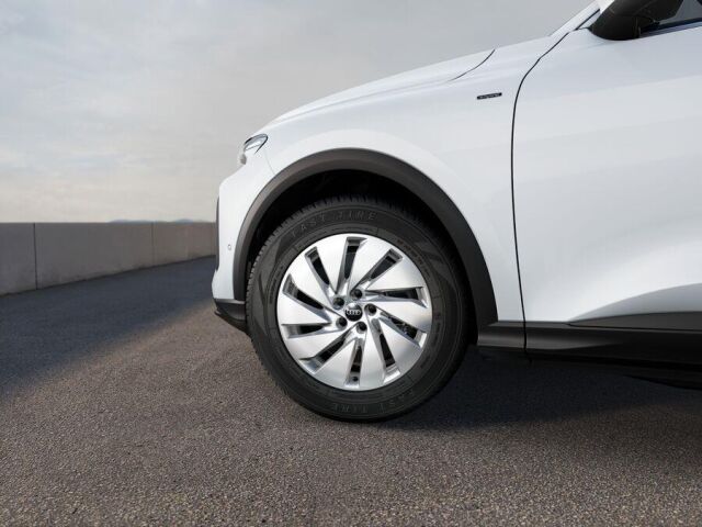 Audi Q5 2026 e-hybrid quattro 220 kW. Nyt Jatkoturva 3 vuotta, kokonaiskilometrimäärä maks. 150 000 km