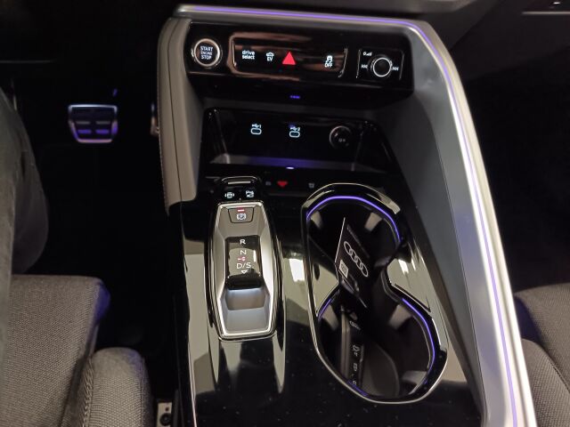 Audi Q5 2026 e-hybrid quattro 220 kW. Nyt Jatkoturva 3 vuotta, kokonaiskilometrimäärä maks. 150 000 km