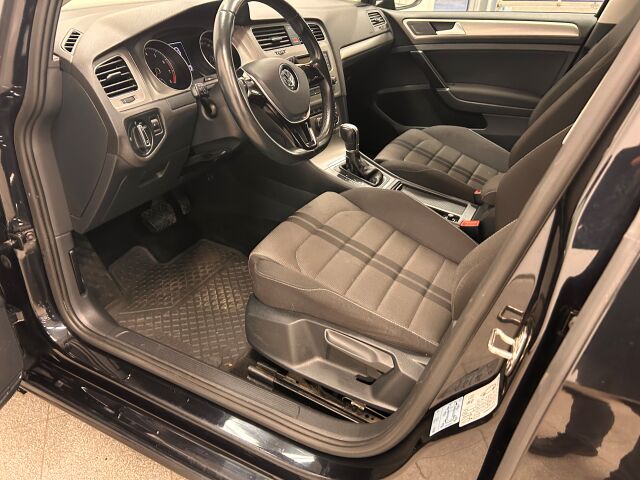 VOLKSWAGEN Golf 2016 Comfortline 1,2 TSI 81 kW (110 hv) DSG-automaatti.siisti Golf Sport istuimilla ja Webastolla