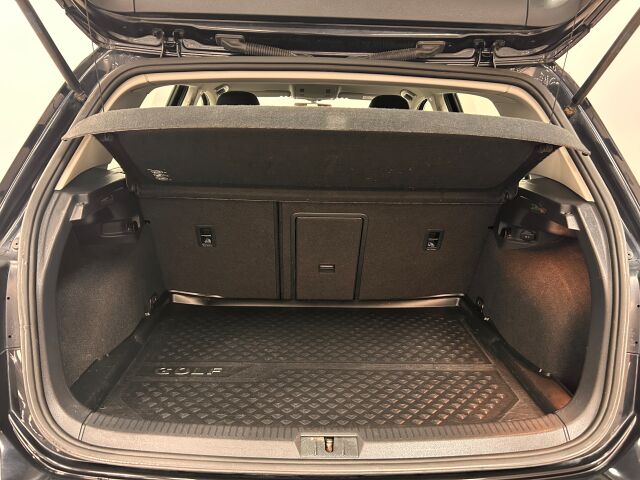 VOLKSWAGEN Golf 2016 Comfortline 1,2 TSI 81 kW (110 hv) DSG-automaatti.siisti Golf Sport istuimilla ja Webastolla