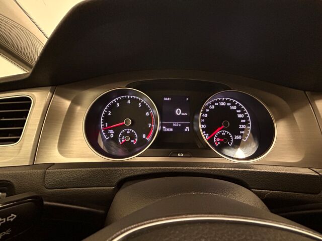 VOLKSWAGEN Golf 2016 Comfortline 1,2 TSI 81 kW (110 hv) DSG-automaatti.siisti Golf Sport istuimilla ja Webastolla