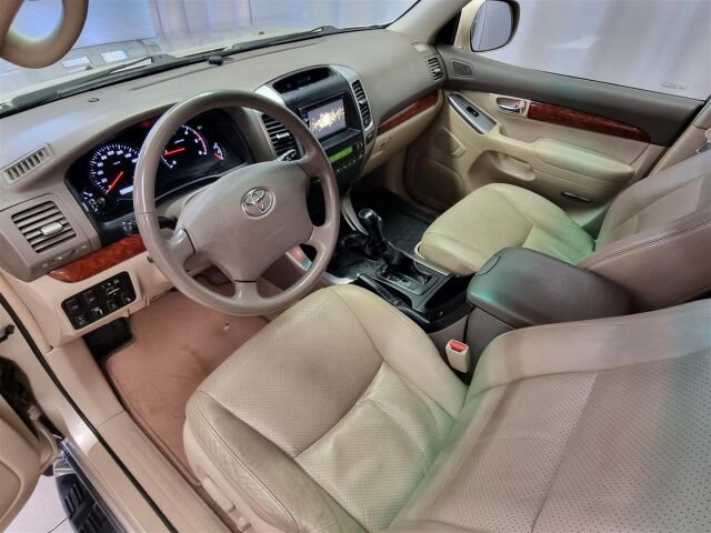 TOYOTA Land Cruiser 2007 3,0 D-4D Luxury 8h / Webasto / Koukku / P-Kamera / 8-Paikkanen