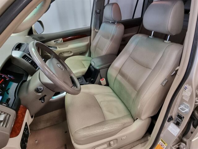 TOYOTA Land Cruiser 2007 3,0 D-4D Luxury 8h / Webasto / Koukku / P-Kamera / 8-Paikkanen