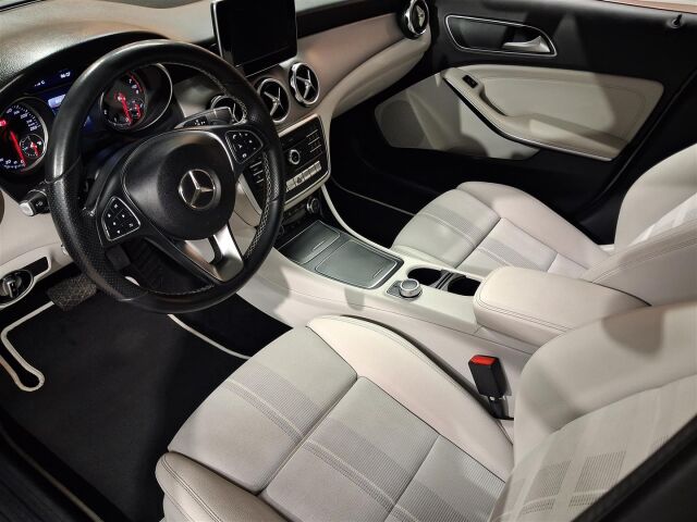 MERCEDES-BENZ GLA 2018 180 A Premium Business