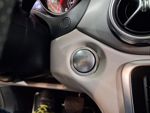 MERCEDES-BENZ GLA 2018 180 A Premium Business