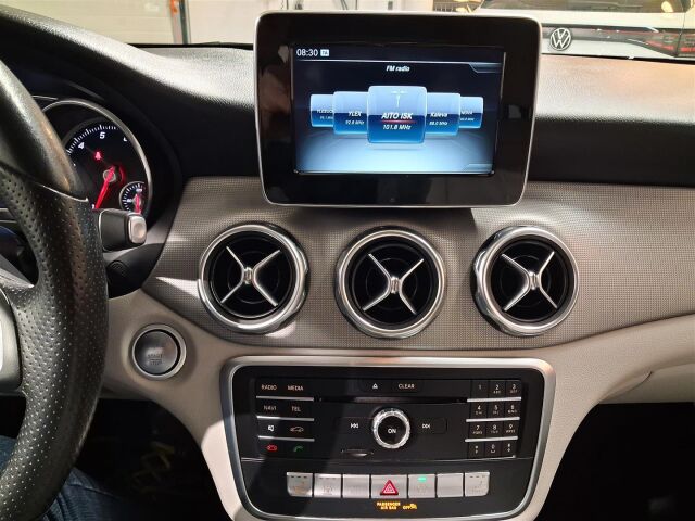 MERCEDES-BENZ GLA 2018 180 A Premium Business