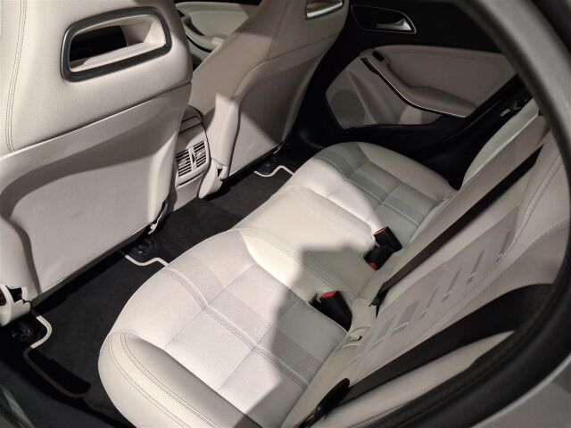 MERCEDES-BENZ GLA 2018 180 A Premium Business