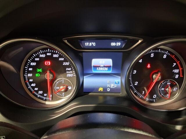 MERCEDES-BENZ GLA 2018 180 A Premium Business