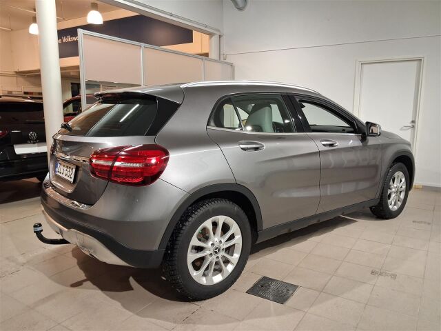 MERCEDES-BENZ GLA 2018 180 A Premium Business