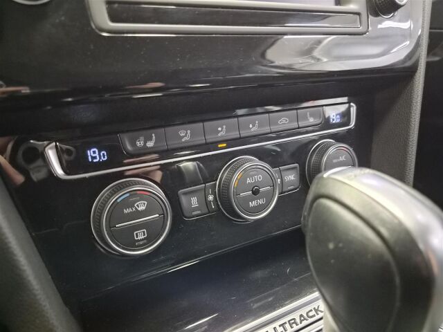 VOLKSWAGEN Passat 2015 Variant Alltrack 2,0 TDI 140 kW (190 hv) 4MOTION DSG * Vetokoukku / ACC / Webasto / P- Kamera *