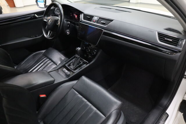 Skoda Superb 2018 Combi 2,0 TDI 190 4x4 L&K DSG Autom. MYYNNISSÄ HUUTOKAUPAT.COM KAUTTA!