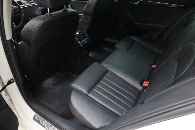 Skoda Superb 2018 Combi 2,0 TDI 190 4x4 L&K DSG Autom. MYYNNISSÄ HUUTOKAUPAT.COM KAUTTA!