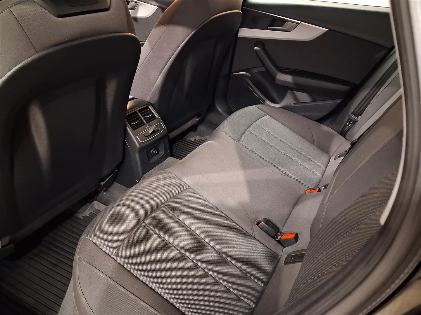Audi A4 2022, kuva 7/16