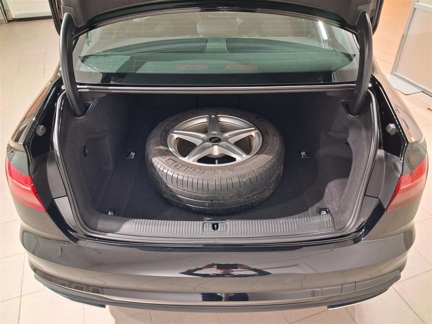 Audi A4 2022, kuva 6/16