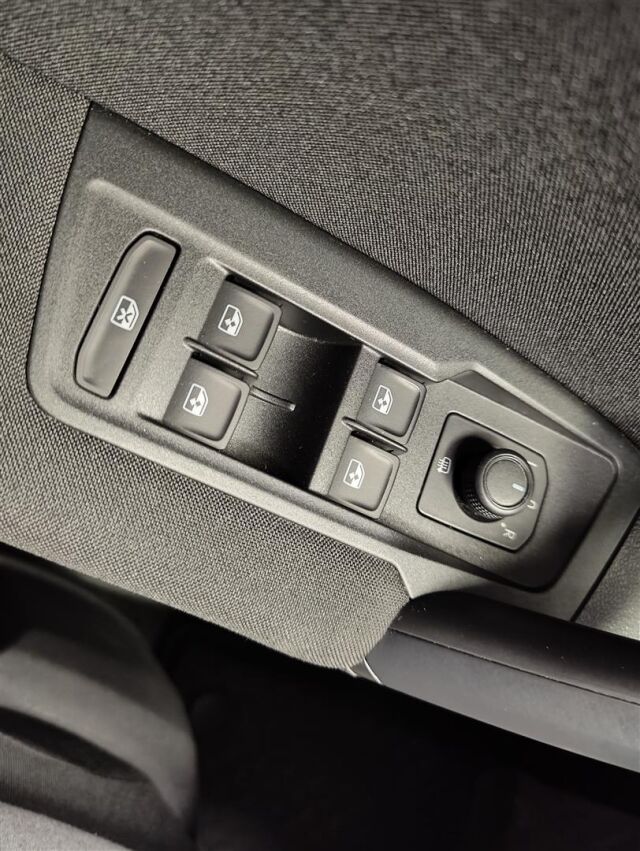VOLKSWAGEN Tiguan 2023 Comfort eHybrid 180 kW DSG-automaatti  * Vetokoukku / ACC / Navi / P- Kamera *
