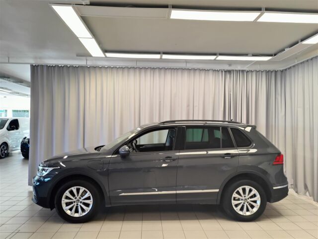 VOLKSWAGEN Tiguan 2023 Comfort eHybrid 180 kW DSG-automaatti  * Vetokoukku / ACC / Navi / P- Kamera *