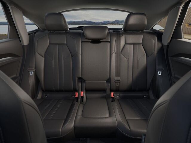 Audi Q5 2026 Sportback e-hybrid quattro 220 kW.  Nyt 3 vuoden jatkoturva veloituksetta.