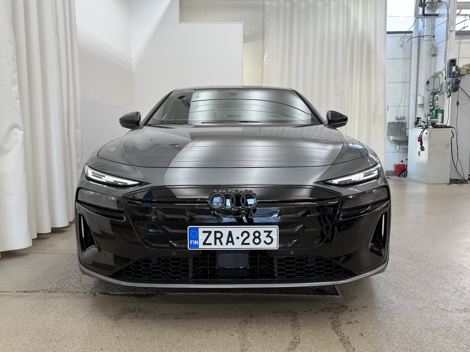 Audi A6 e-tron Avant quattro S line 2026, photo 2/9