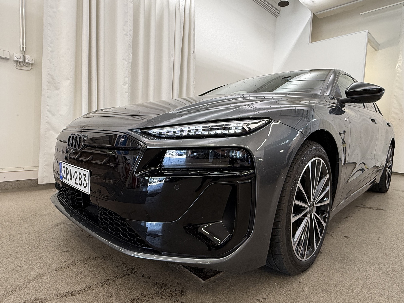 Audi A6 e-tron Avant quattro S line 2026, photo 5/9