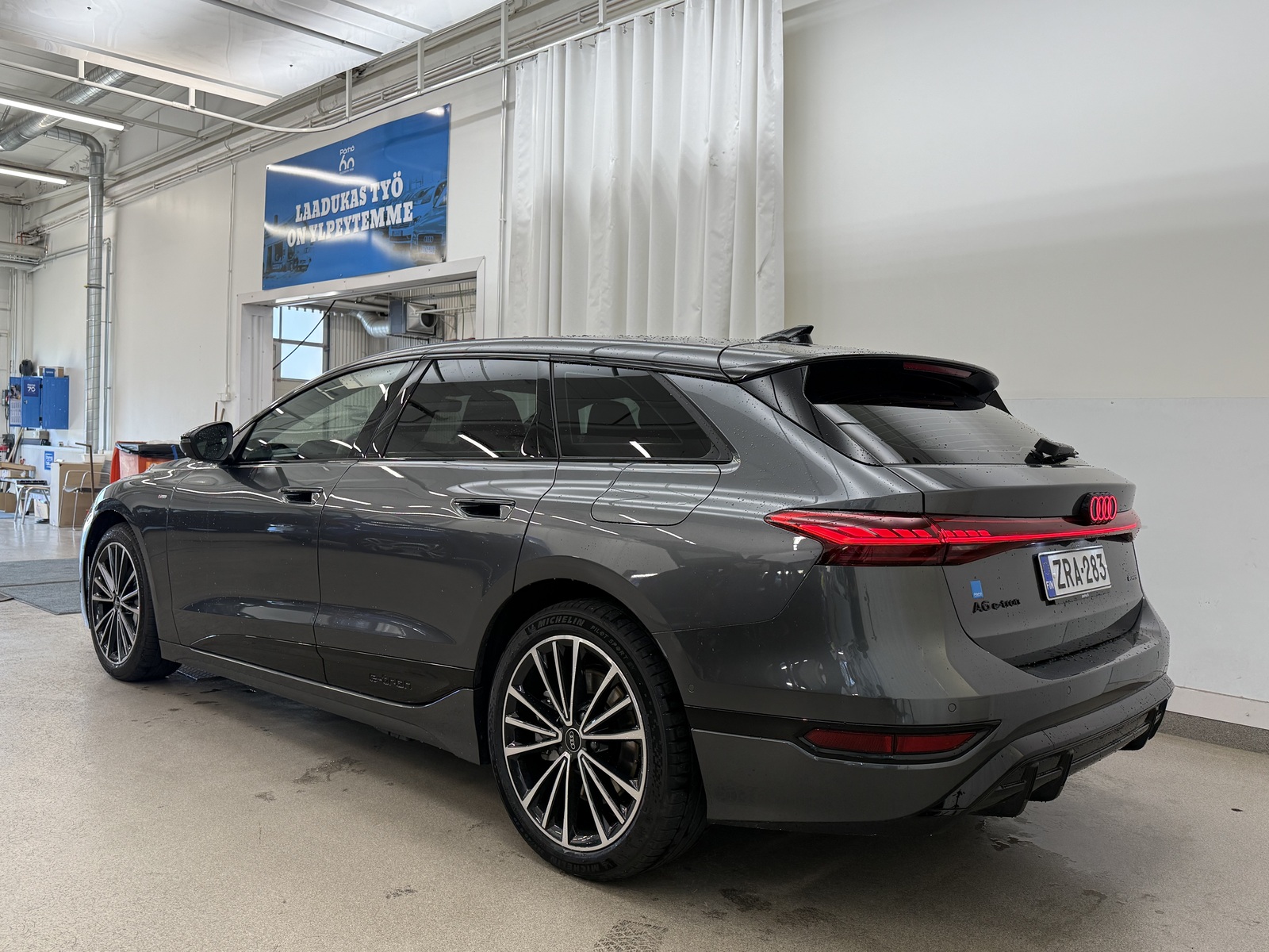 Audi A6 e-tron Avant quattro S line 2026, photo 3/9